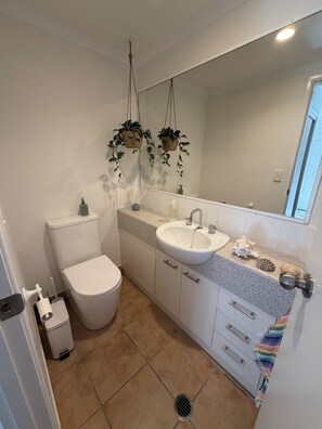 Shower, hair dryer, towels, soap - Beach Stay | Walk to the Surf, Café & Shops (Coolum Beach)