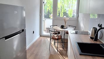 Frigorífico, placa de cocina, cafetera o tetera y utensilios de cocina