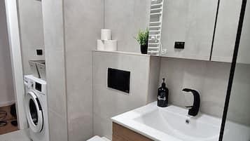 Ducha, secador de pelo, toallas y jabón
