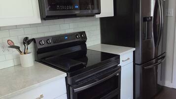 Geladeira, micro-ondas, fogão, cooktop