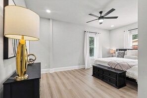 Room - Sleeps 12 - Luxury Upscale House mins from Mercedes-Benz Stadium (Atlanta)