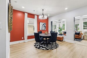 Dining - Sleeps 12 - Luxury Upscale House mins from Mercedes-Benz Stadium (Atlanta)