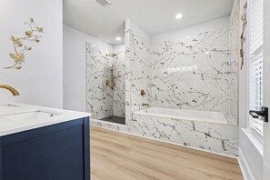 Bathroom - Sleeps 12 - Luxury Upscale House mins from Mercedes-Benz Stadium (Atlanta)