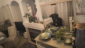 Un salon chaleureux avec une cheminée, une table à manger et un fauteuil confortable.