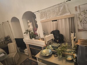 Un salon chaleureux avec une cheminée, une table à manger et un fauteuil confortable.