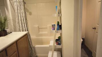 SĂšche-cheveux, serviettes fournies, savon, papier toilette