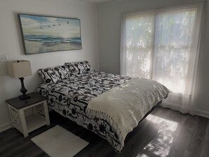 Room - Lake view  3-bedroom condo with AC near UNC in Charlotte. 5 minute walk to Lynx. (Charlotte)