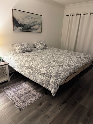 Room - Lake view  3-bedroom condo with AC near UNC in Charlotte. 5 minute walk to Lynx. (Charlotte)
