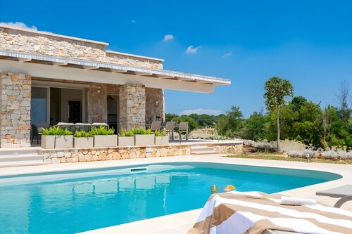 High-end pool villa on 2 levels with sea view