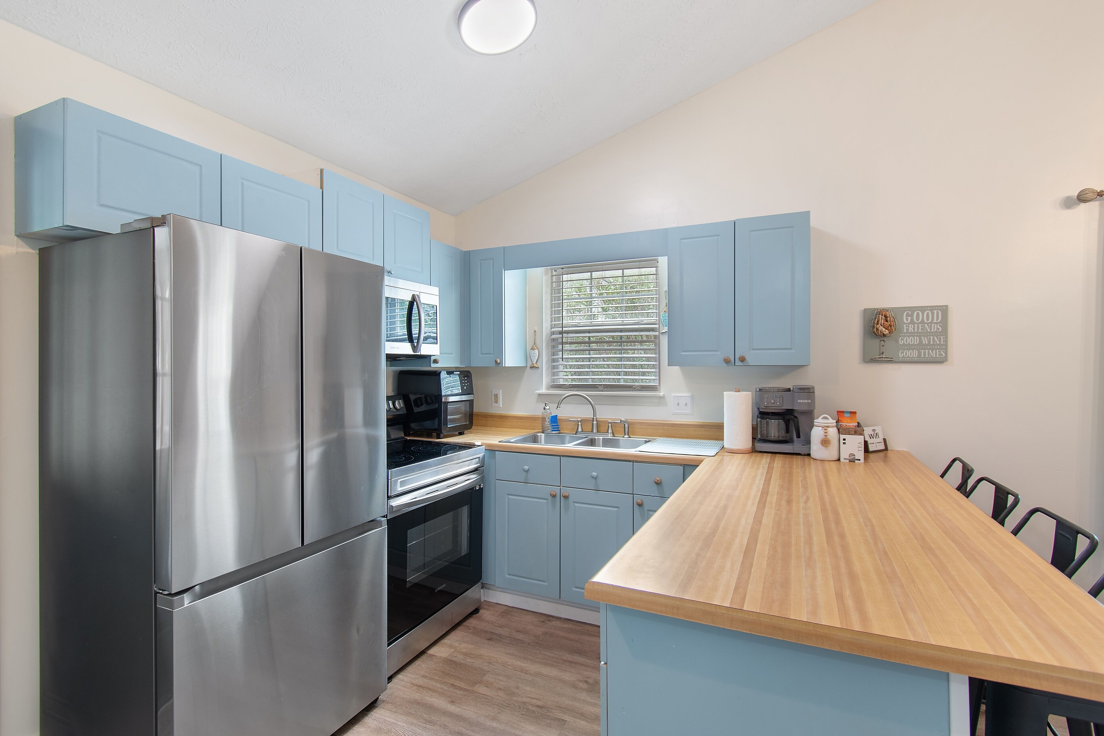 Coffee/tea maker, fridge, microwave, oven
