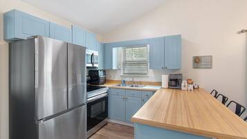 Coffee/tea maker, fridge, microwave, oven