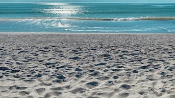 Playa en los alrededores, camastros y toallas de playa