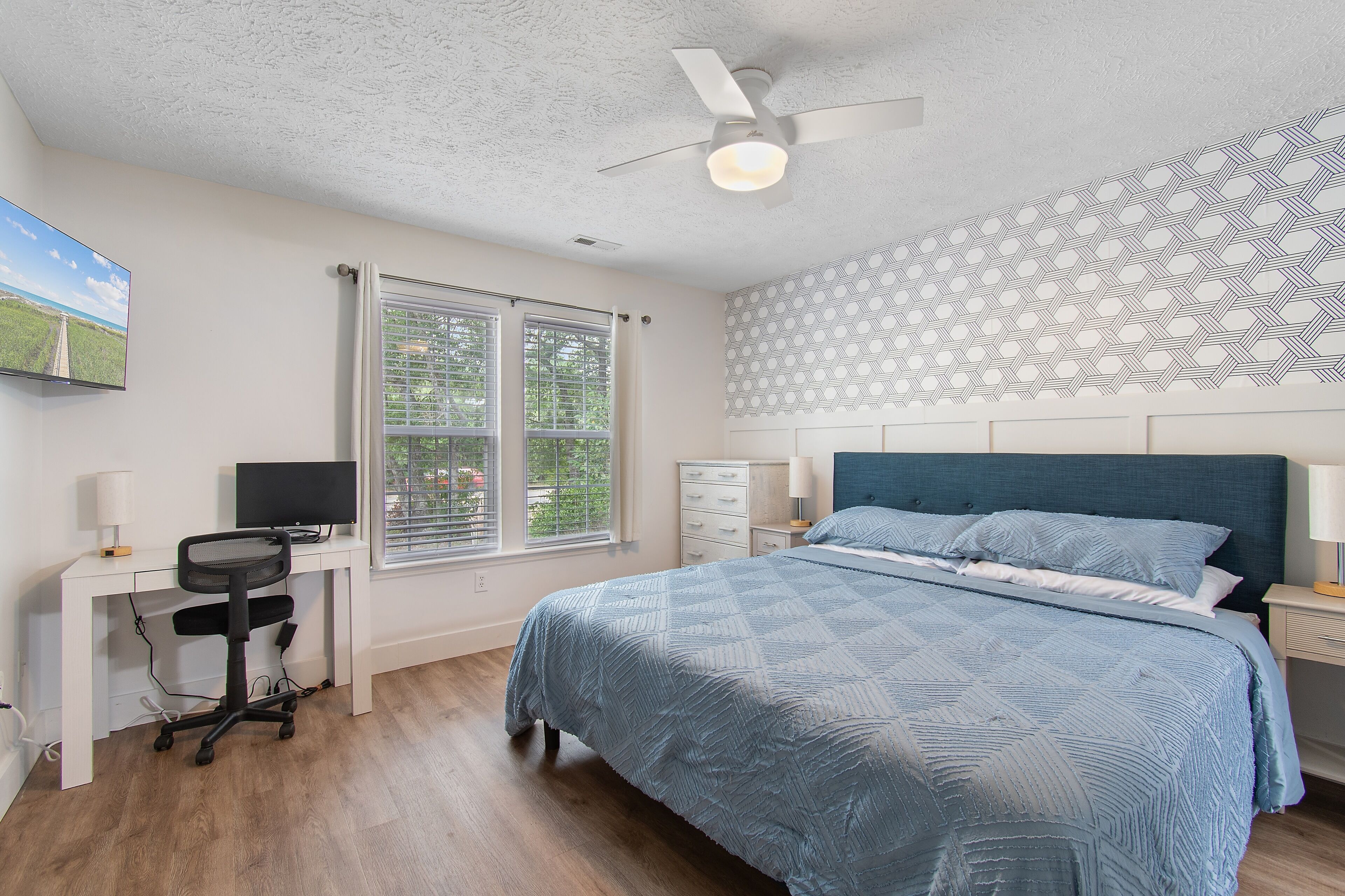 2 habitaciones, escritorio, tabla de planchar con plancha y wifi gratis 