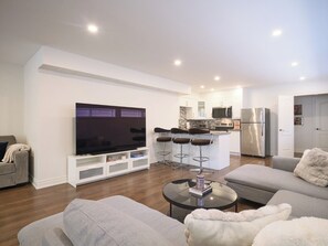 Smart TV, books - Gorgeous 1500 square foot unit (Toronto)