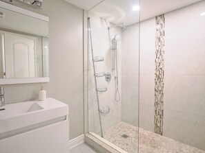 Hair dryer, towels, soap, shampoo - Gorgeous 1500 square foot unit (Toronto)