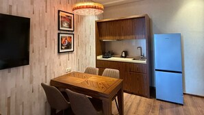 Una cocina moderna con armarios de madera, horno empotrado y refrigerador.