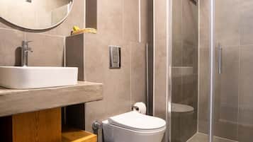 Dusche, Haartrockner, Hausschuhe, Handtücher