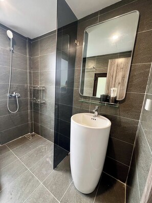 Doccia, asciugacapelli, bidet, asciugamani