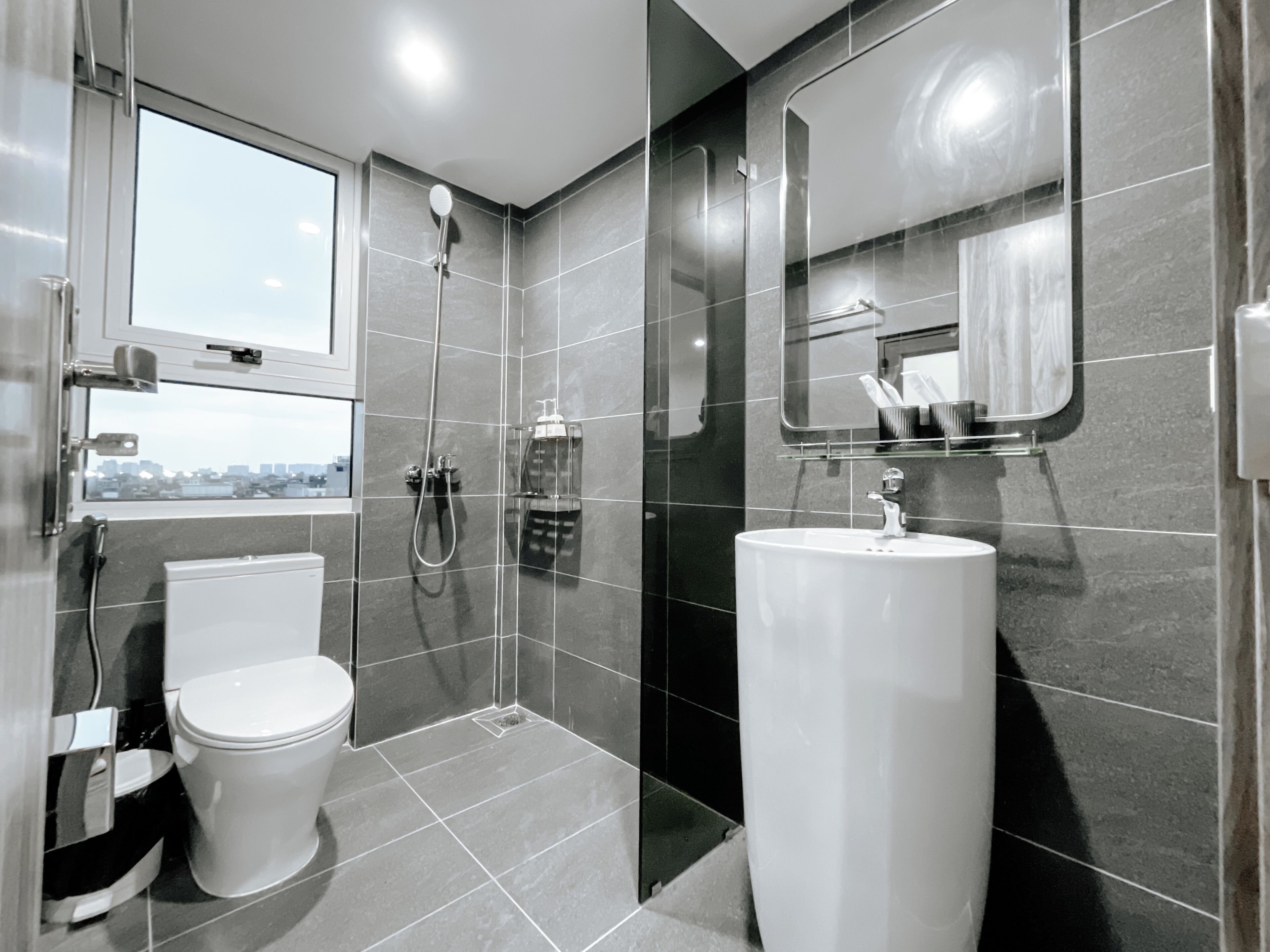 Shower, hair dryer, bidet, towels