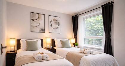 Spacious 3-Bed Apartment • Sleeps 6 • Free Parking • 15mins to Central London
