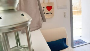 Huoneessa on valkoinen tuoli, sininen tyyny, seinälle ripustettu pyyhe ja seinässä on kyltti, jossa lukee: »Rakastan Parosta».
