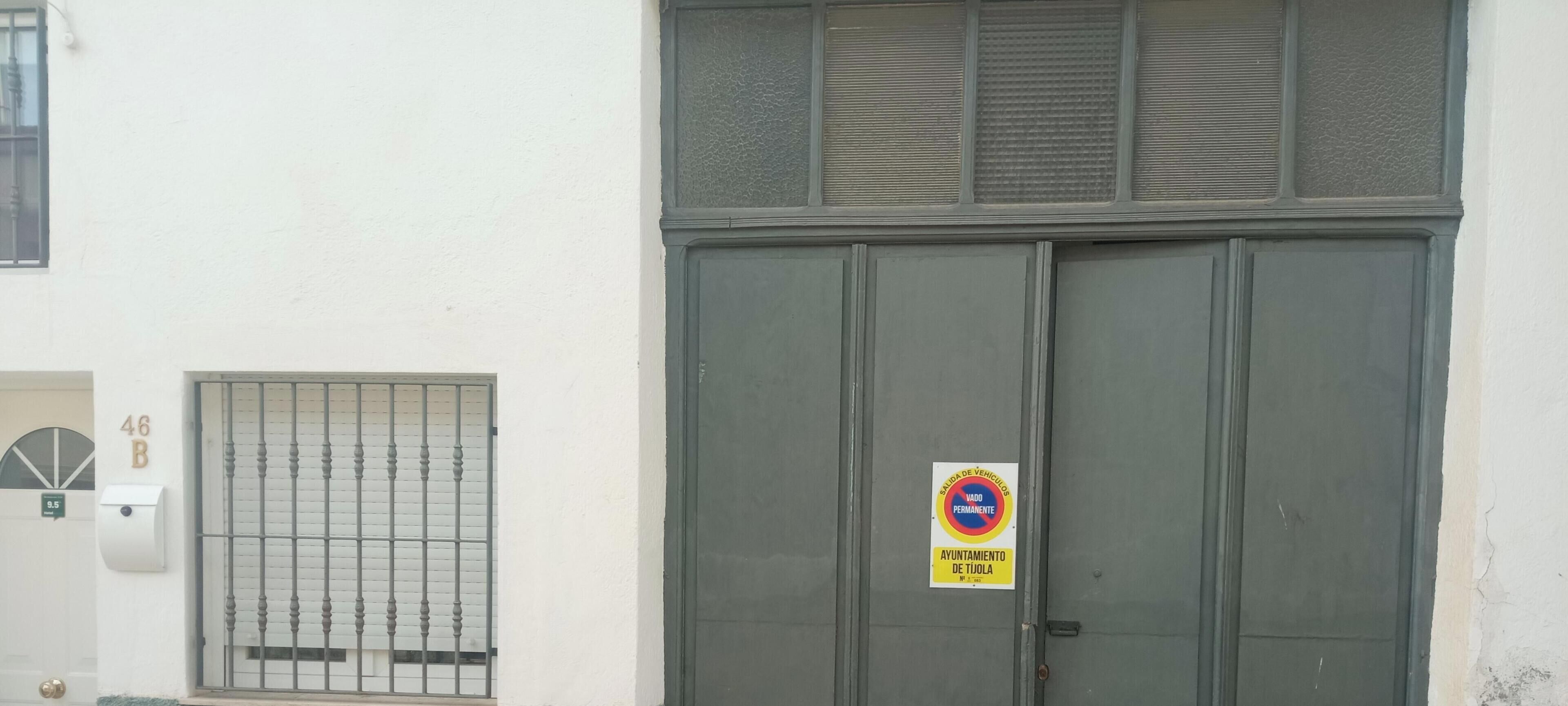 Un edificio con un cartel que indica estacionamiento gratuito.