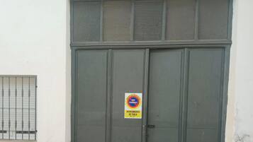 Un edificio con un cartel que indica estacionamiento gratuito.