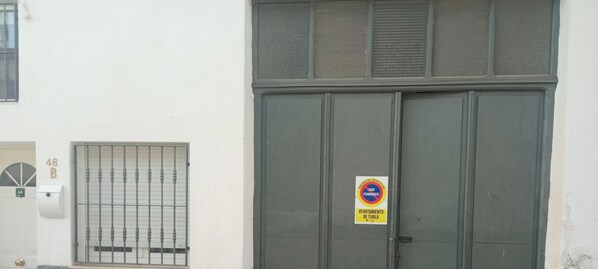 Ein Gebäude mit Schild, das kostenloses Parken anzeigt.