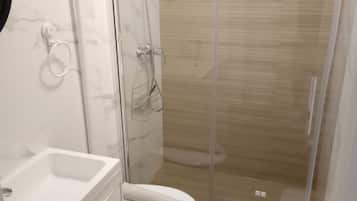 Douche, séchoir à cheveux, serviettes fournies, savon
