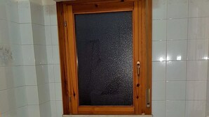 A bathroom with a toilet, a bathtub, and a sink. - Apartment with fireplace and view of the Orfento Valley (Caramanico Terme)