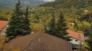 A mountainous landscape with houses and trees. - Apartment with fireplace and view of the Orfento Valley (Caramanico Terme)