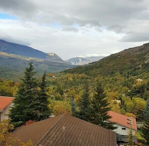 A mountainous landscape with houses and trees. - Apartment with fireplace and view of the Orfento Valley (Caramanico Terme)