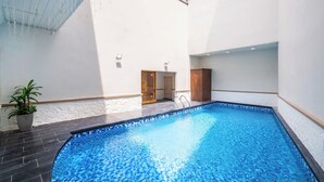 Luxury-Villa, Stadtblick | Pool | Innenpool