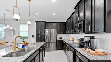 Luxury House, 5 Bedrooms, Private Pool, Corner | Private kitchen | Full-size fridge, microwave, oven, stovetop