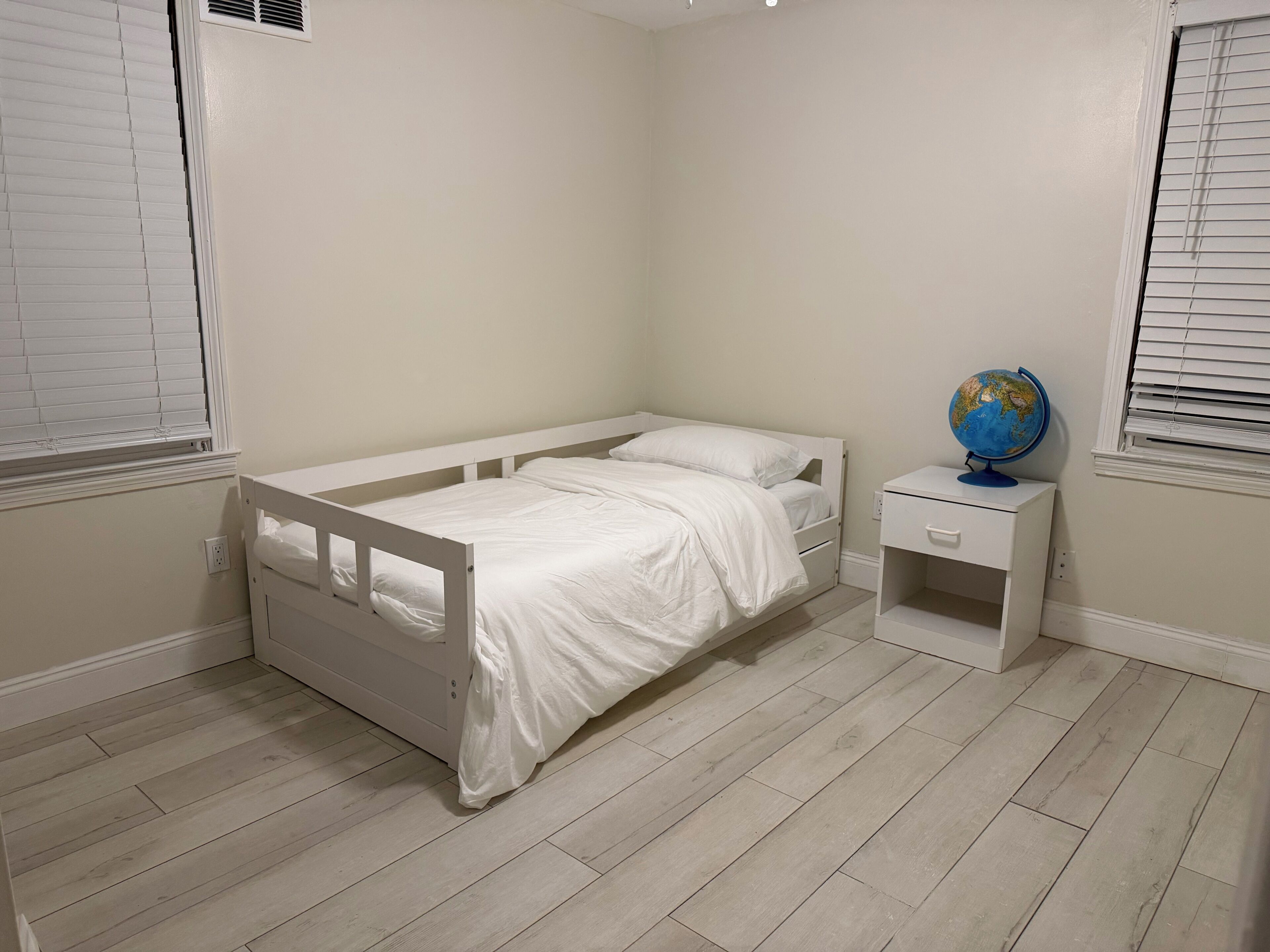 7 bedrooms, WiFi, bed sheets