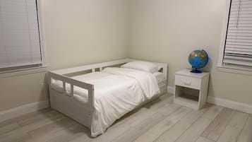 7 bedrooms, WiFi, bed sheets