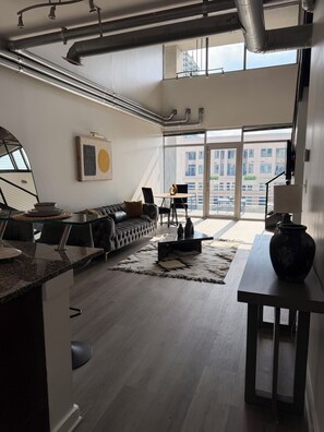 Living area -  Exclusive 2-Bed Loft in Atlantic Station—A Unique FIFA Escape. (Atlanta)