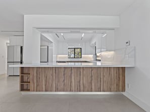 Wasserkocher mit Kaffee-/Teezubehör, Kühlschrank, Mikrowelle, Ofen