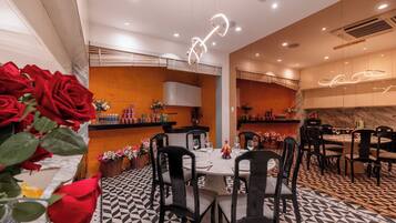 Luxury Villa, City View | Dining