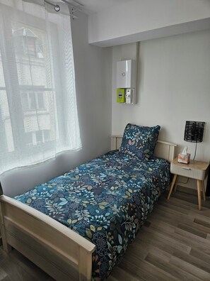 Een strijkplank/strijkijzer, gratis wifi, beddengoed