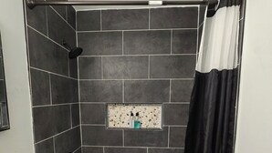 Un bagno con vasca, water e tenda da doccia.