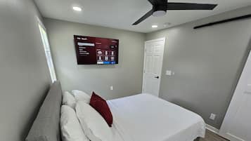 Een strijkplank/strijkijzer, gratis wifi, beddengoed