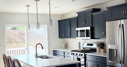 PSU Kickoff Retreat: Brand New 3 Bedroom Townhome 11 Minutes from Beaver Stadium