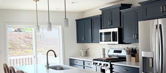 PSU Kickoff Retreat: Brand New 3 Bedroom Townhome 11 Minutes from Beaver Stadium