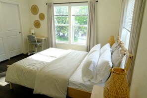Room - Driftwood Retreat - Private Lakeview Oasis (Westport)