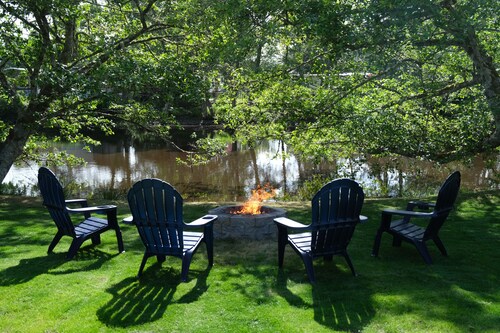 Driftwood Retreat - Private Lakeview Oasis Near Beach - Newly Built Home