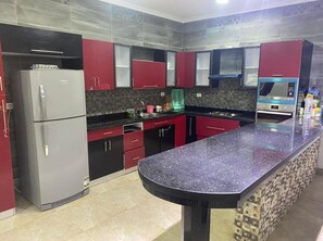 Vila, sacada, vista para o jardim | Cozinha privada