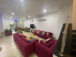 Vila, sacada, vista para o jardim | Área de estar