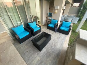 Vila, sacada, vista para o jardim | Terraço/pátio