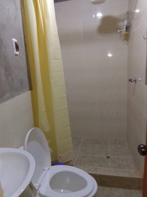 Un bany amb vàter, dutxa i rentapisa.